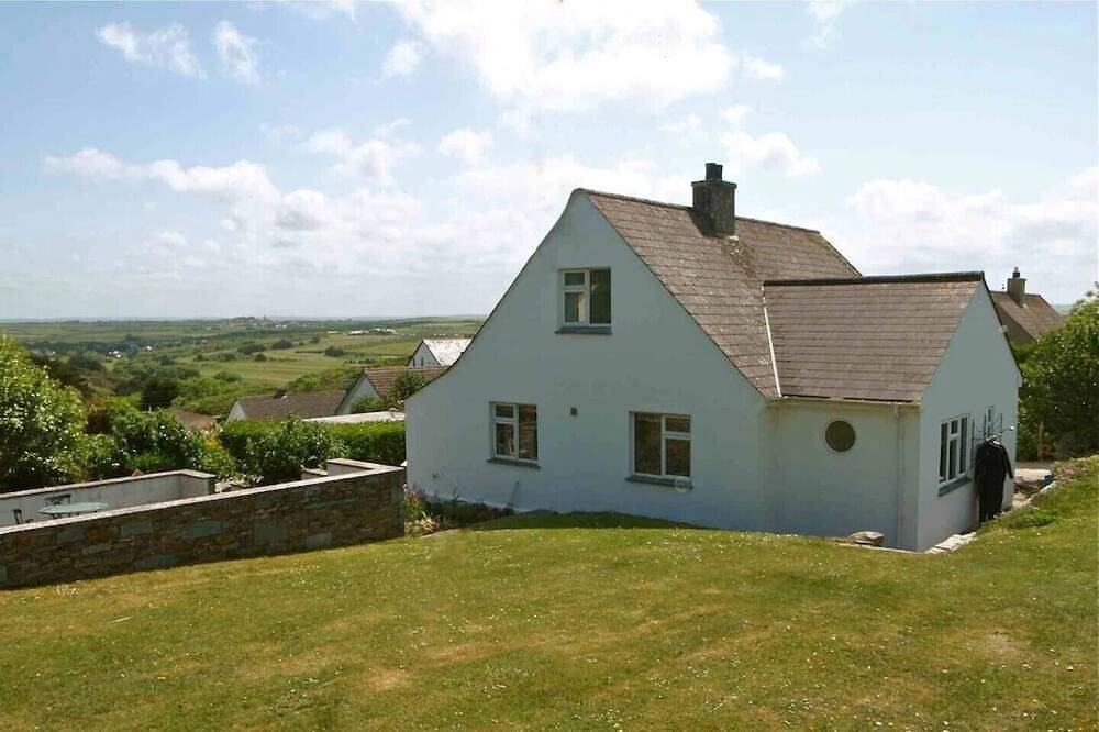 Comfortable family house, open plan kitchen/diner, sitting room, wood burner. in St Minver Lowlands, Pentire Point - Widemouth