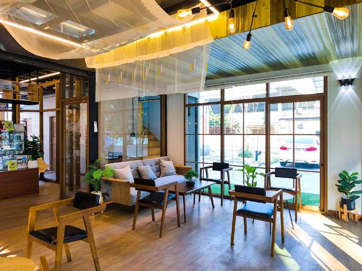 Hôtel pour 16 personnes, avec terrasse et piscine, animaux acceptés