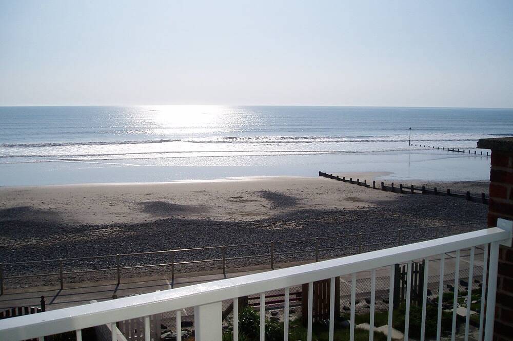 Beach house with wonderful sea views, direct access to beach, glorious sunsets in Tywyn, Snowdonia