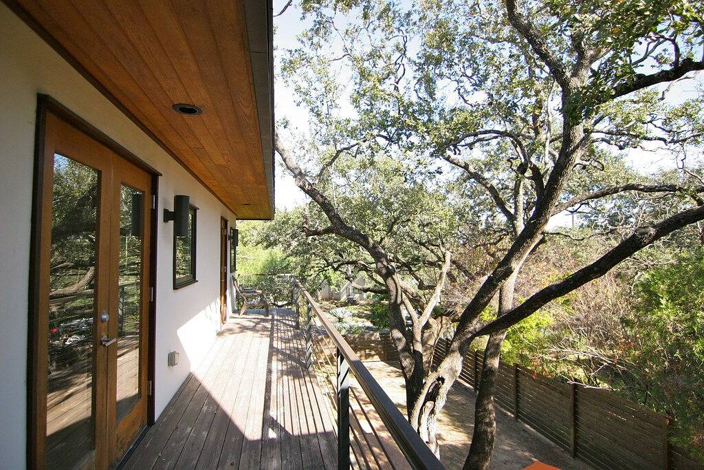 Stunning dog-friendly house w/private gas grill & deck -steps to South Congress in Austin, Travis County