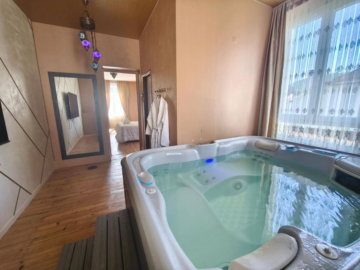 Suite with Hot Tub in Charavines, Région de La Tour-du-Pin