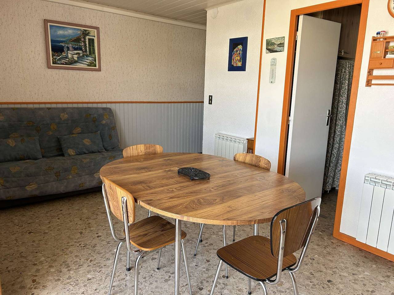 Entire apartment, Air-Conditioned 2-Brm Cabin Apartment with Terrace & Private Parking - Sleeps 6 - Le Grau-du-Roi in Le Grau-du-Roi, Côte d'Améthyste