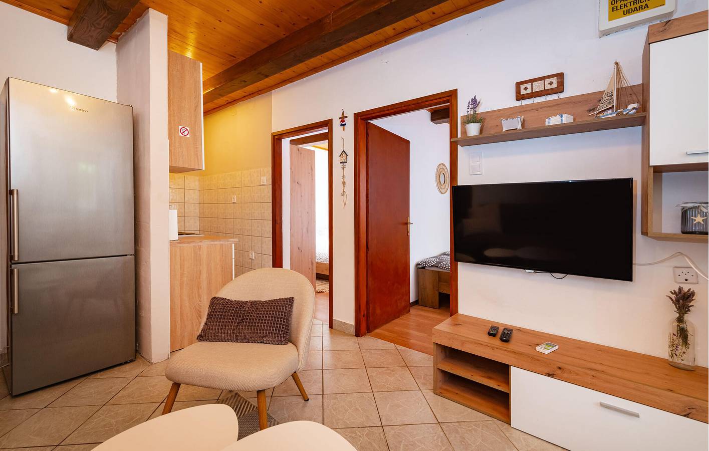 Ganze Ferienwohnung, Gemütliche Ferienwohnung mit Terrasse, WLAN und Parkplatz – 2 km bis zur Küste in Obrovac, Zadar
