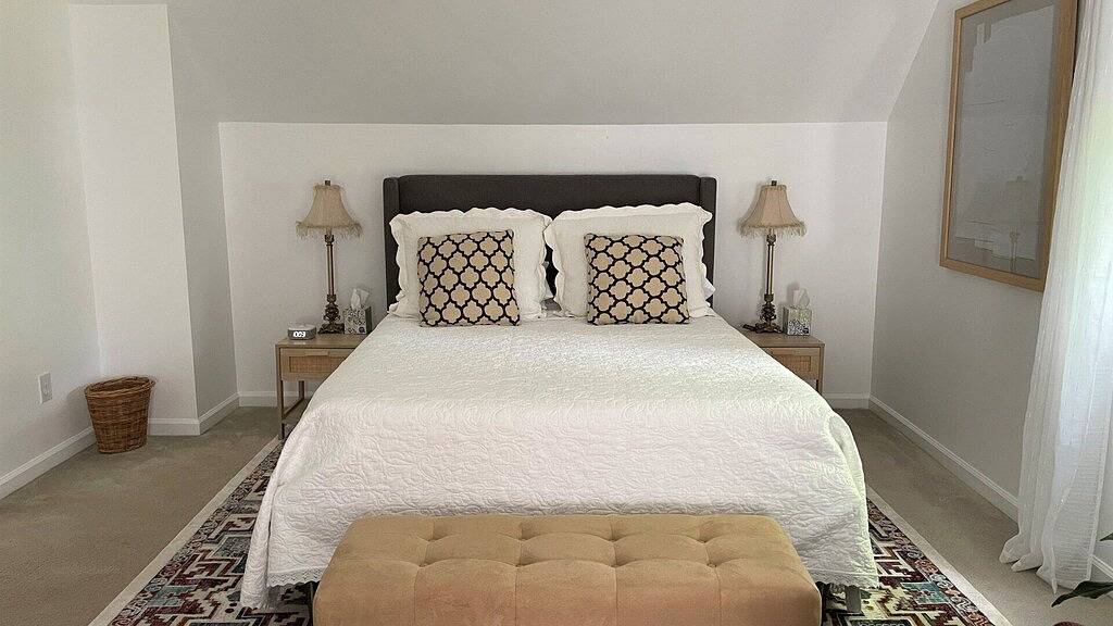 Private hidden gem walking distance to town, restaurants, and shopping! in Litchfield County