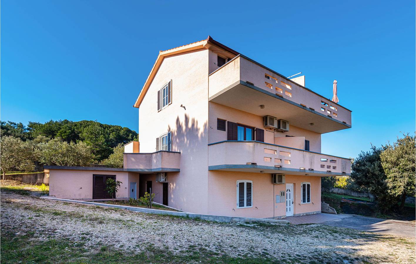Ganze Ferienwohnung, Apartment am Meer mit Terrasse, Parkplatz und WLAN – 2 km bis zur Küste in Nevidane, Pasman