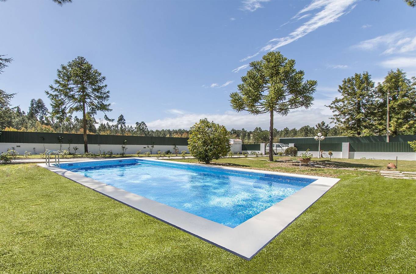 Grande Lisbon Coast Villa | 3 Bedrooms | Villa Maia | Private Pool & Large Garden Space | Aroeira in Aroeira, Corroios