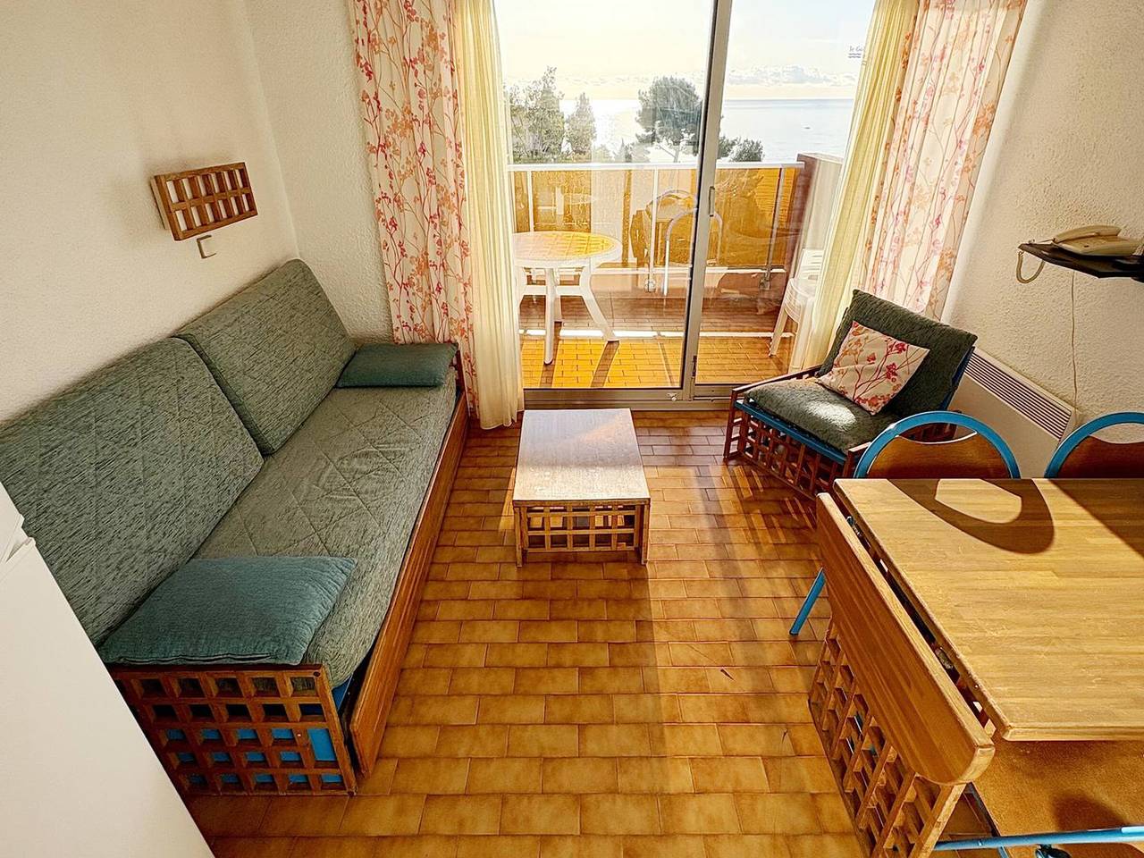 Entire studio, Studio for 4 sea view with Wi-Fi and terrace in Roquebrune-Cap-Martin, Mediterranean Coast (France)