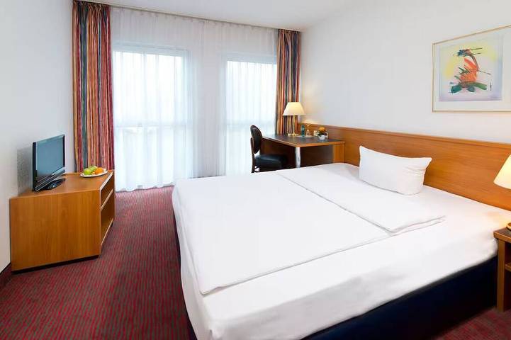 Contemporary Business Double Room with Modern Comfort in Griesheim (Hesse), Hesse du Sud