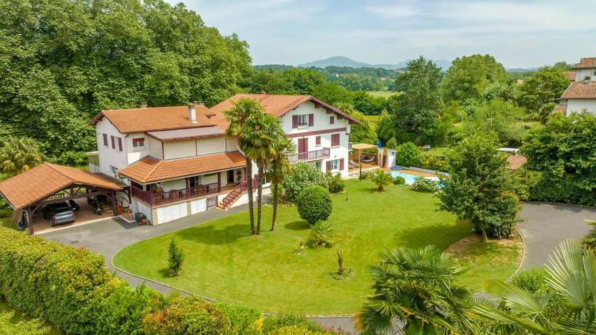 Chambre d’hôte, avec Terrasse et Jardin ainsi que Piscine et Vue