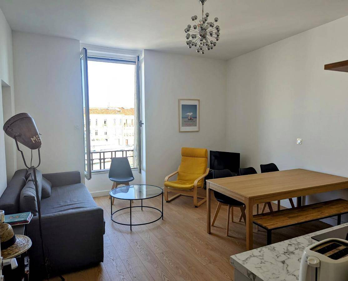 Appartement entier, Beau 3 pièces climatisé vue Canal idéalement situé Centre Ville in Sète, Côte méditerranéenne (France)