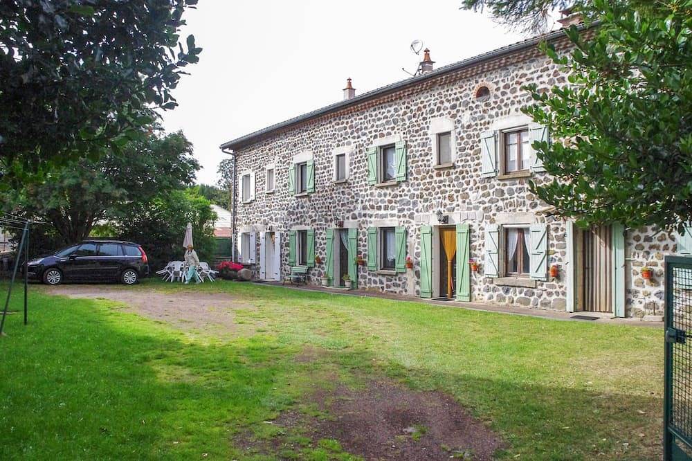 Appartement entier, Appartement au cœur d’une ferme rénovée, 2 chambres, 6 couchages, bien équipé in Landos, Haute-Loire