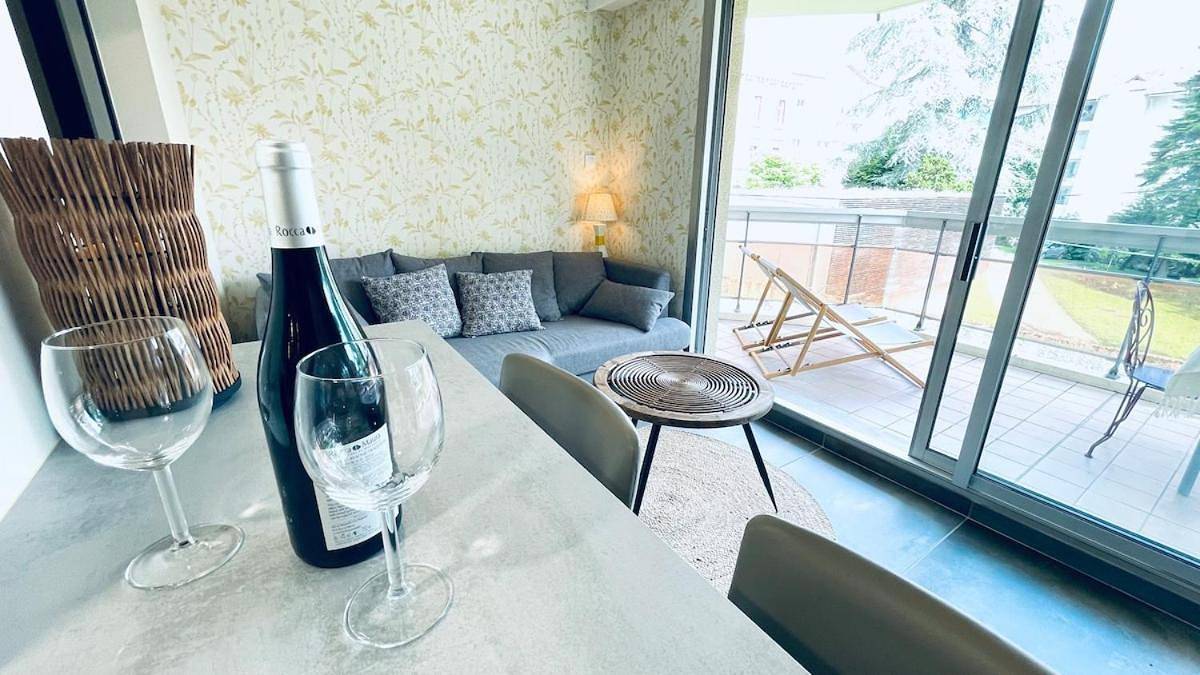 Appartement entier, Voiron centre, grande terrasse, parking, calme in Voiron, Isère