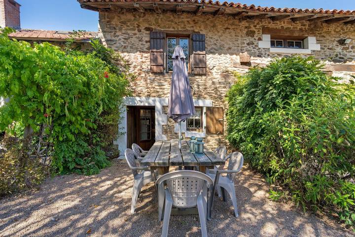 Casa vacanze "Gîte La Cave" con piscina condivisa, terrazza privata e wifi in Saint-Saud-Lacoussière, Parco naturale regionale di Périgord-Limousin