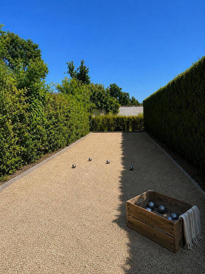 Manoir avec piscine chauffée et parc clos arboré in Peschadoires, Région de Thiers