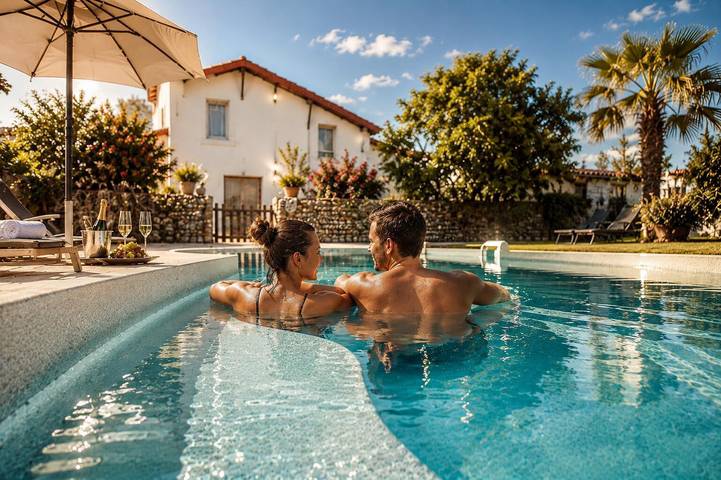 Gîte pour 4 personnes, avec Terrasse ainsi que Jardin et Piscine