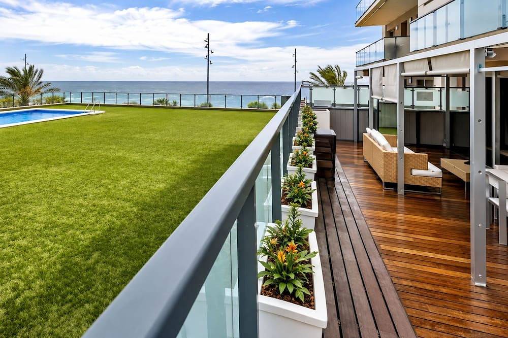 Entire apartment, Apartment with a Pool on the Beach in Barcelona in Badalona, Barcelonès