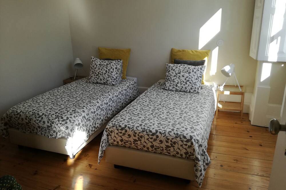 Ah33 - Double or Twin Studio with Balcony - University and Historic Center in Sé Nova (Coimbra), Coimbra