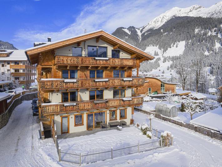 Ferienwohnung für 4 Personen, mit Balkon und Whirlpool sowie Sauna in Lermoos