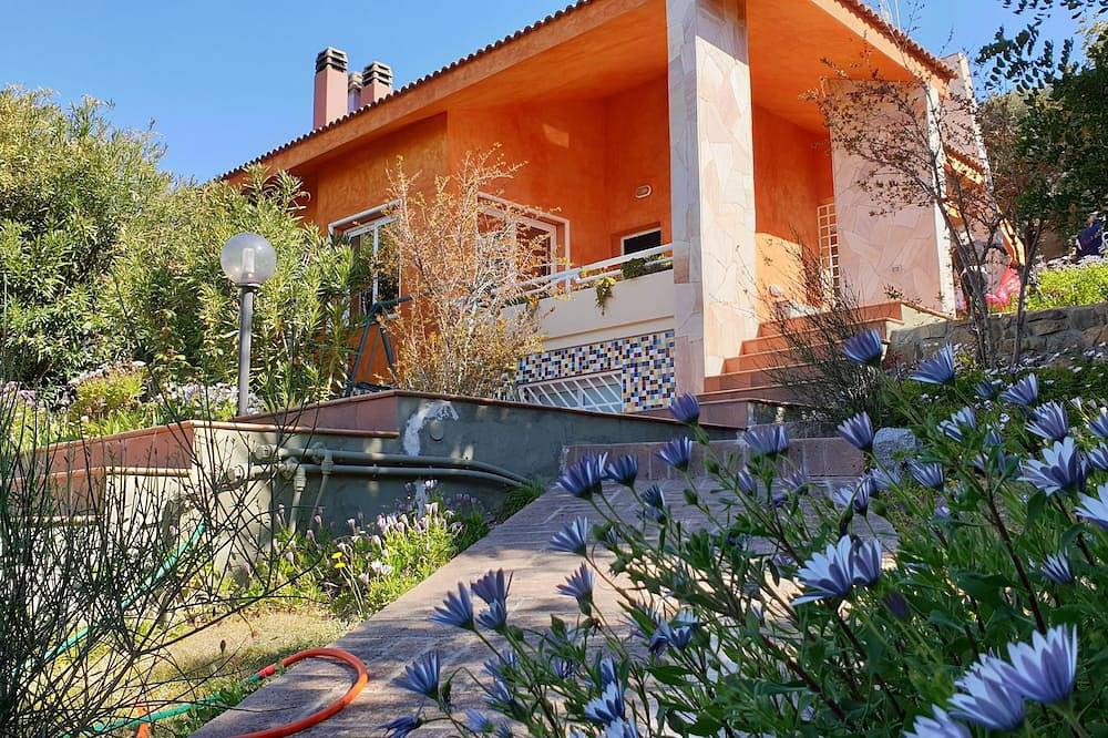 Sardaigne,Villa avec jardin donnant sur la mer,Quartu Sant 'Elena, loc.  Salmagi in Province de Cagliari