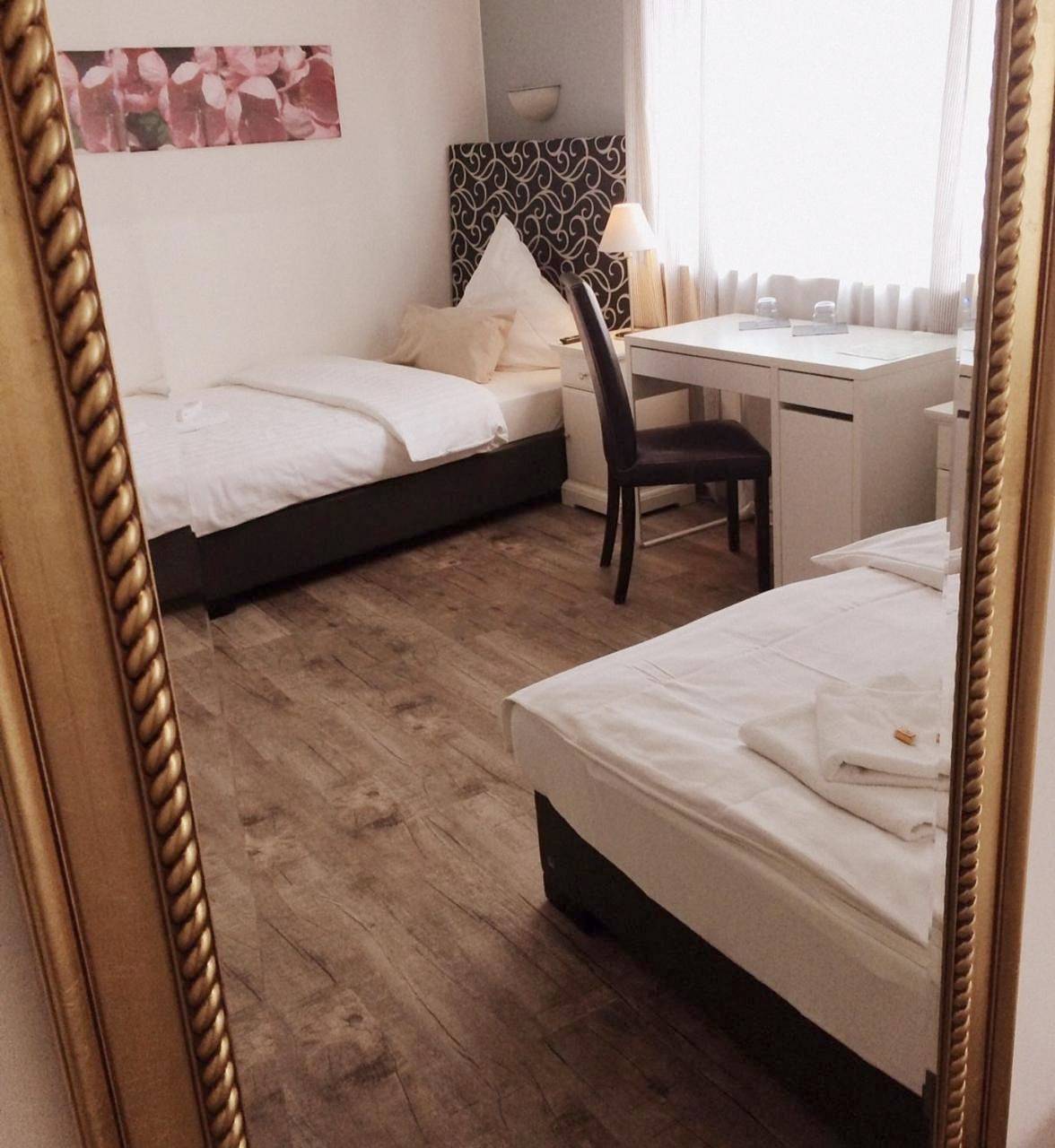 Family Room (2 Adults + 2 Children) in Heddernheim, Frankfurt nad Menem