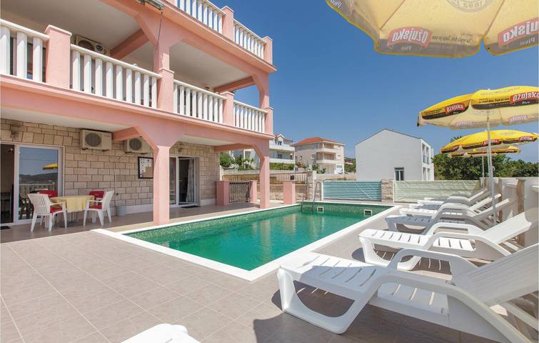 Appartement chic de 2 chambres avec piscine, terrasse et Wi-Fi - À 2,5 km de la plage in Trogir, Split-Dalmatie