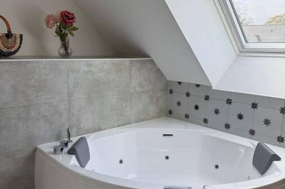 Family home with spa bath in one of the most beautiful villages in France ! in Rochefort-en-Terre, Región de Vannes