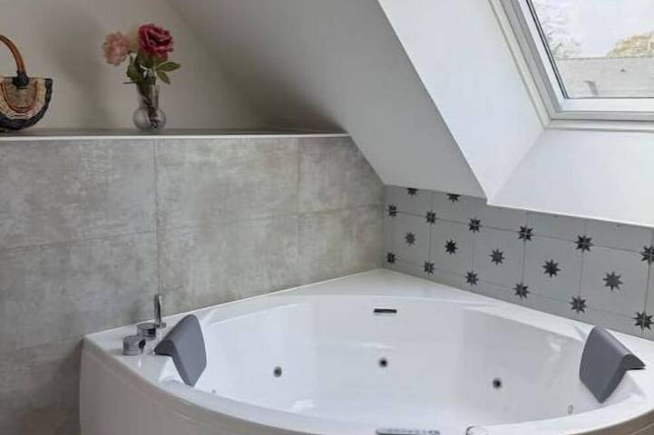 Family home with spa bath in one of the most beautiful villages in France ! in Rochefort-en-Terre, Vannes und Umgebung