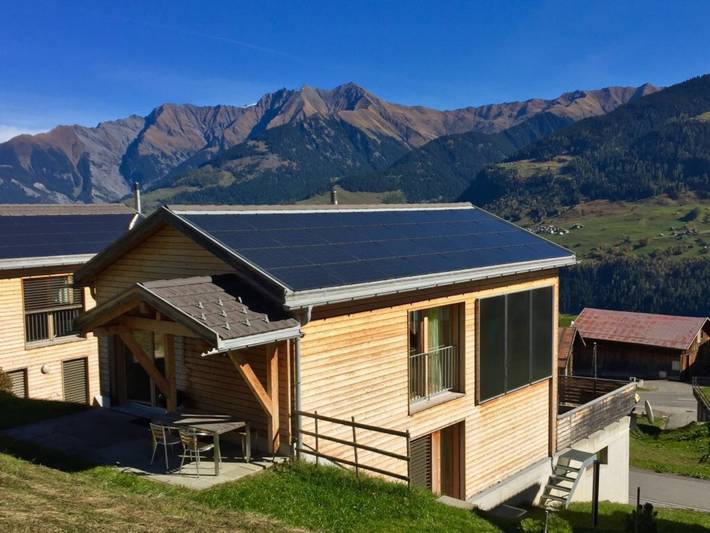 Ferienhaus für 6 Personen, mit Balkon und Terrasse sowie Whirlpool und Garten in Lumnezia