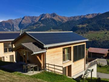 Ferienhaus für 6 Personen, mit Balkon und Garten sowie Whirlpool, kinderfreundlich in Graubünden