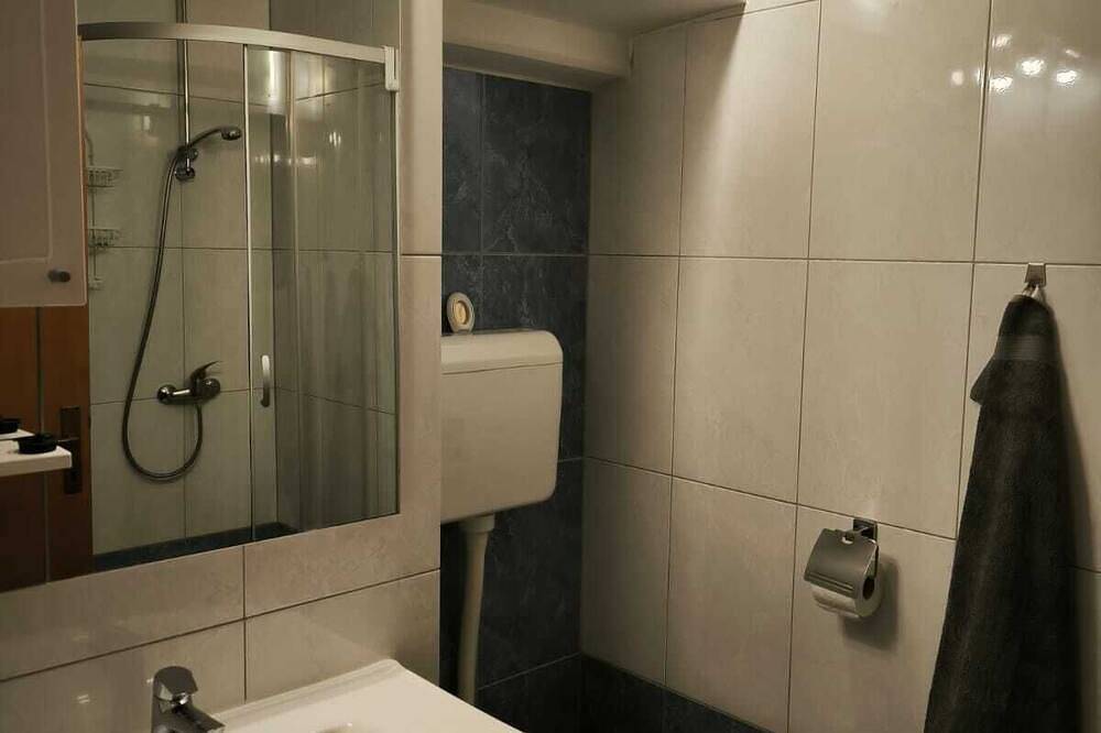 Voll ausgestattetes Haus mit Vorgarten im Zentrum der Stadt, ruhige Straße in Sibenik, Šibenik-Knin