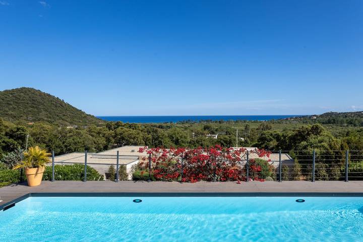 Location de vacances pour 10 personnes, avec jardin et piscine dans Plage De L Ovu Santu