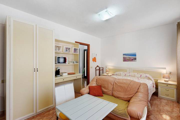 Ganzes Studio, Studio-Apartment 'Monolocale Yellow' mit Bergblick, Wlan und Klimaanlage in Siniscola, Nuoro Provinz