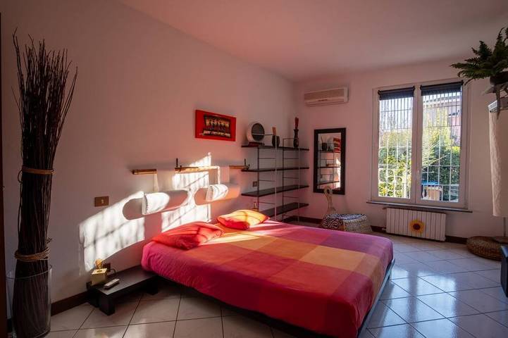 Appartement entier, Guesthost - Comfortable 55 sqm ground-floor apartment, ideal for 2 people.The property is located in the Borgo Trebbia–Infrangibile neighborhood, a residential area in the north-west part of the city.Piacenza city center is easily reachable on foot or in Plaisance (Italie), Province de Plaisance