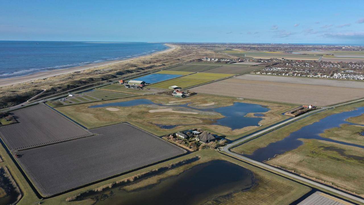 De Hut, in Natuurgebied en vlakbij het Strand in Callantsoog, Noord-Holland - Kust van de Noordzee