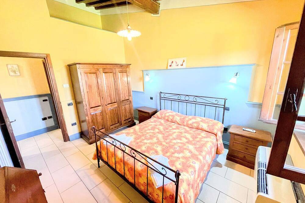 Entire apartment, Apt 5 Aircon, Wifi, infinity pool, Jacuzzi, gardens Incredible! Sleeps 4 in Spoleto, Perugia Province