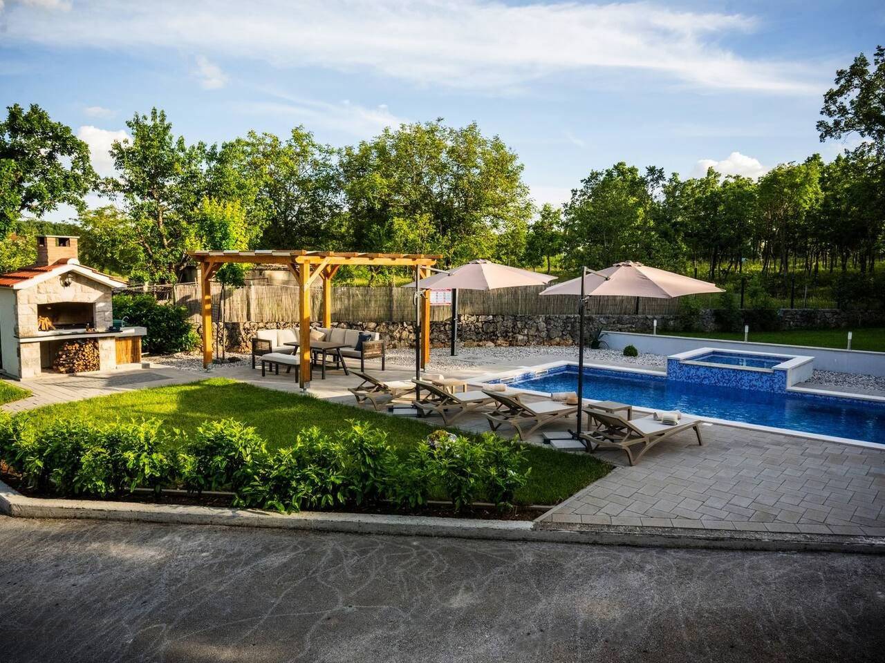 "Alte Eiche" mit Pool, Grill, Terrasse in Imotski, Makarska Riviera
