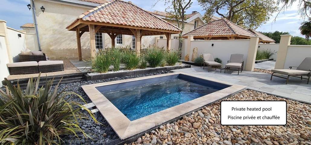 Gîte pour 4 personnes, avec piscine ainsi que jardin et vue à Villegouge