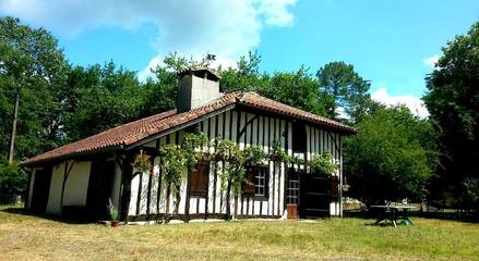Gîte pour 10 personnes, avec jardin ainsi que piscine et vue dans Sabres