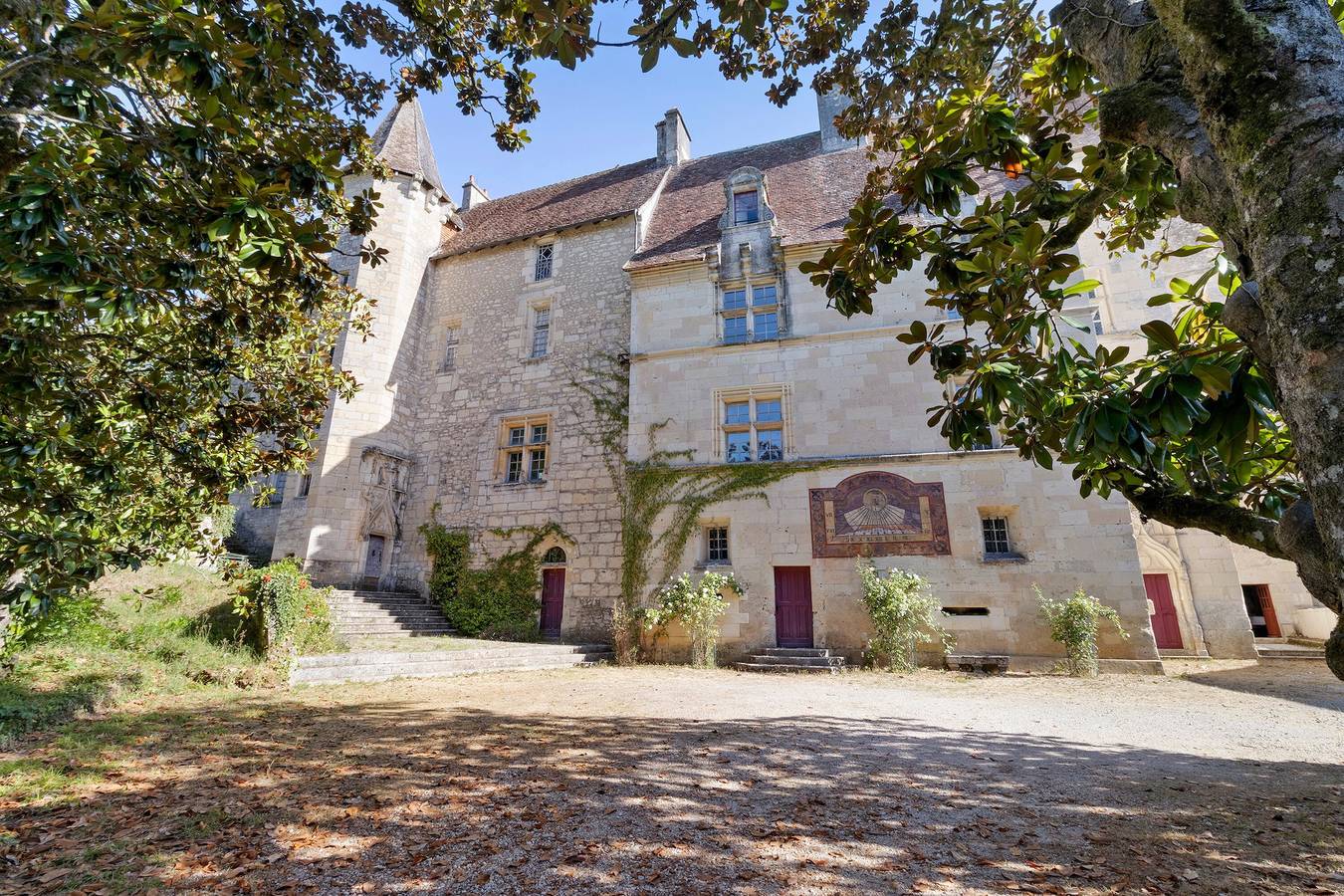 Chambre de l'Explorateur du Château de Château l'Evêque in Château-l'Évêque, Périgord Blanc