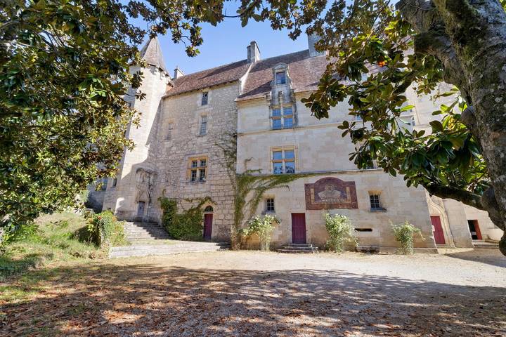 Chambre de l'Explorateur du Château de Château l'Evêque in Château-l'Évêque, Périgord Blanc