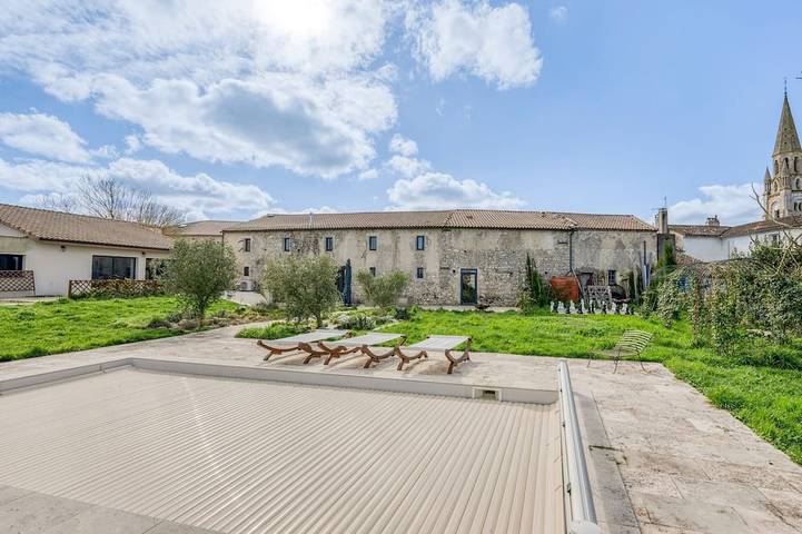 Location de vacances pour 14 personnes, avec Jardin et Piscine à Bégadan
