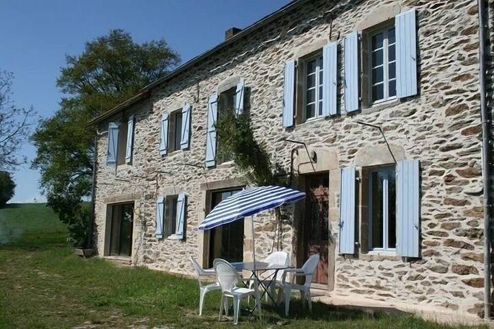 Location de vacances pour 10 personnes, avec terrasse et jardin à La Salvetat-Peyralès