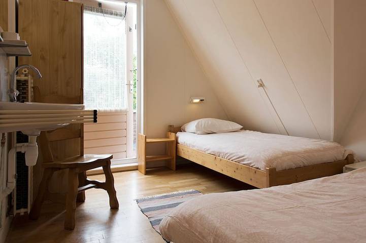 Villetta con 3 camere da letto per 6 persone con giardino e 500 metri dalla spiaggia. in Egmond, Egmond aan Zee