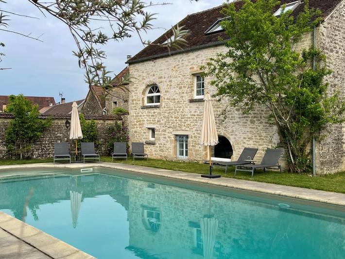Location de vacances pour 8 personnes, avec jardin et piscine à Gigny - 2