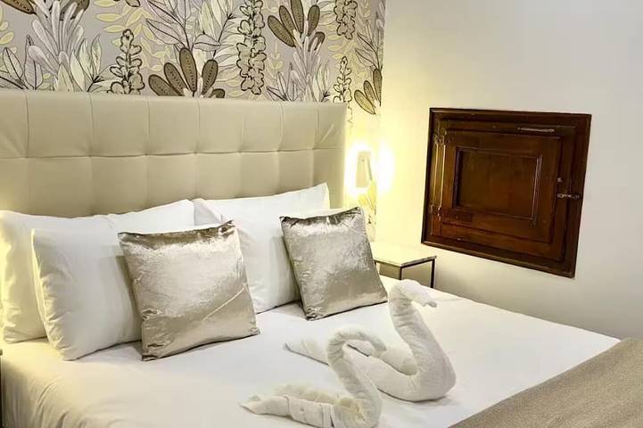Entire apartment, Premium Central appartment Las Ramblas: 4 Beds and baths, 9 guests in Barcelona Centre, Barcelona
