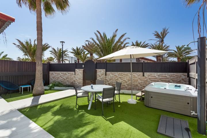 Casa Grisu Corralejo – Sea Views, Sun, Hot Tub: The Ultimate Vacation Retreat in Bajo del Medio (La Oliva), La Oliva