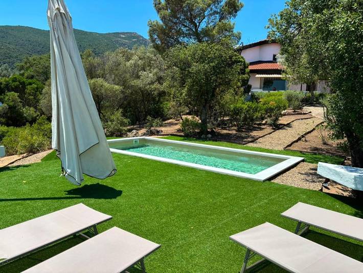 Casa vacanza per 2 persone, con Terrazza e Giardino nonché Piscina e Panorama a Capoterra