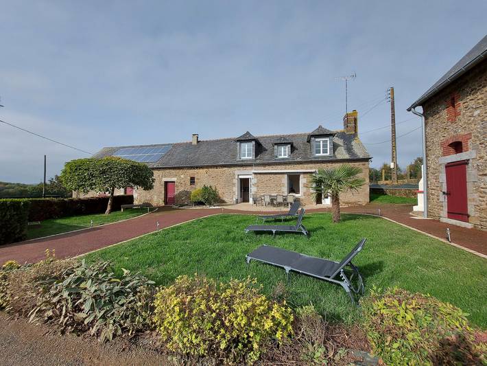 Familienfreundliches Ferienhaus mit Spielzimmer, Terrasse, Garten und nahen Freizeitmöglichkeiten in Juvigné, Mayenne