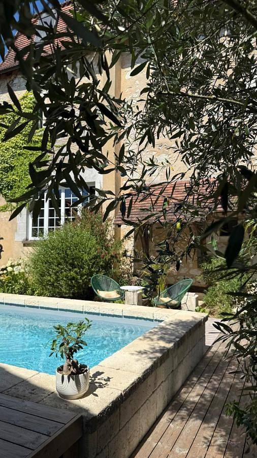 Maison d’hôte pour 4 personnes, avec Jacuzzi et Terrasse ainsi que Jardin et Piscine