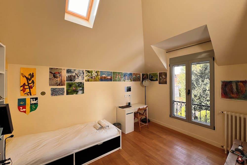 Family home near train station in Garches, Altos del Sena
